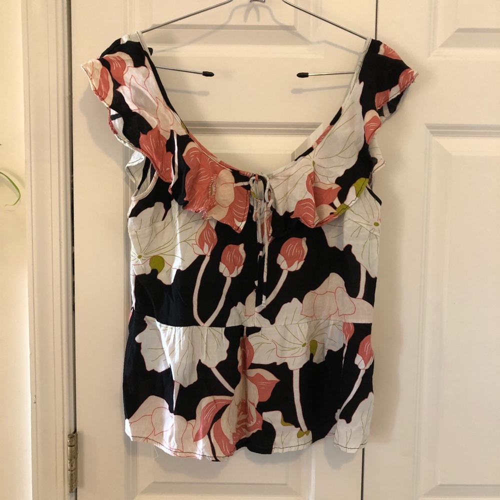 Cupcakes & Cashmere | Black Floral Ruffle Tank Top Small